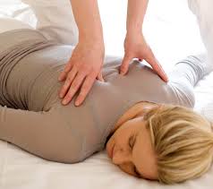  séance de shiatsu avec patient allongé sur futon 